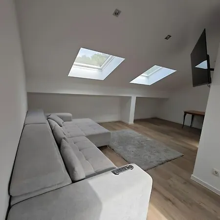 Moebilierte Dachgeschosswohnung *