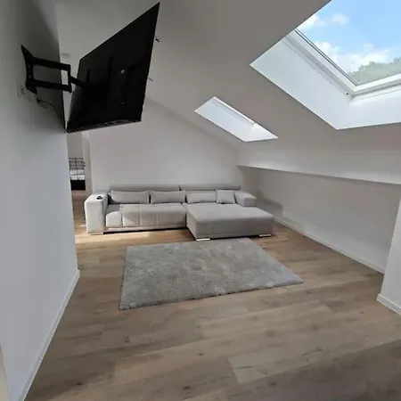 Lejlighed Moebilierte Dachgeschosswohnung *